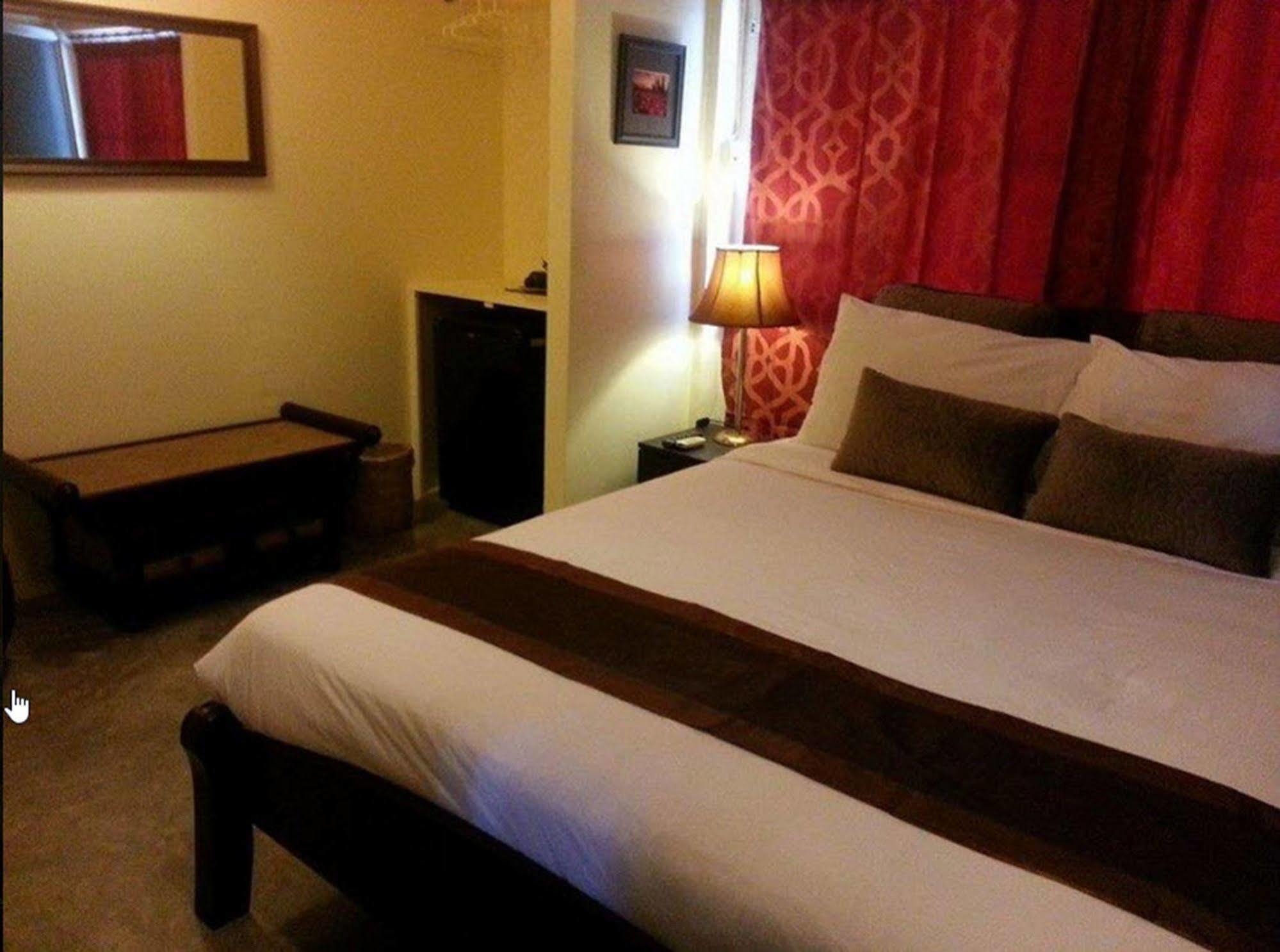 Oyo 391 Pat'S Klangviang Guesthouse チエンマイ エクステリア 写真